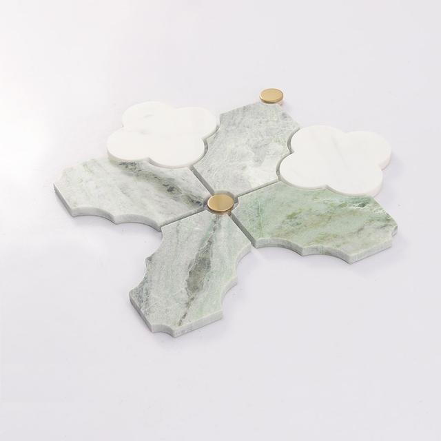 Green White Arabesque Marble Tile with Gold Metal Round Accents — mosaic tròn (penny round) bằng đá marble trắng & xanh lục