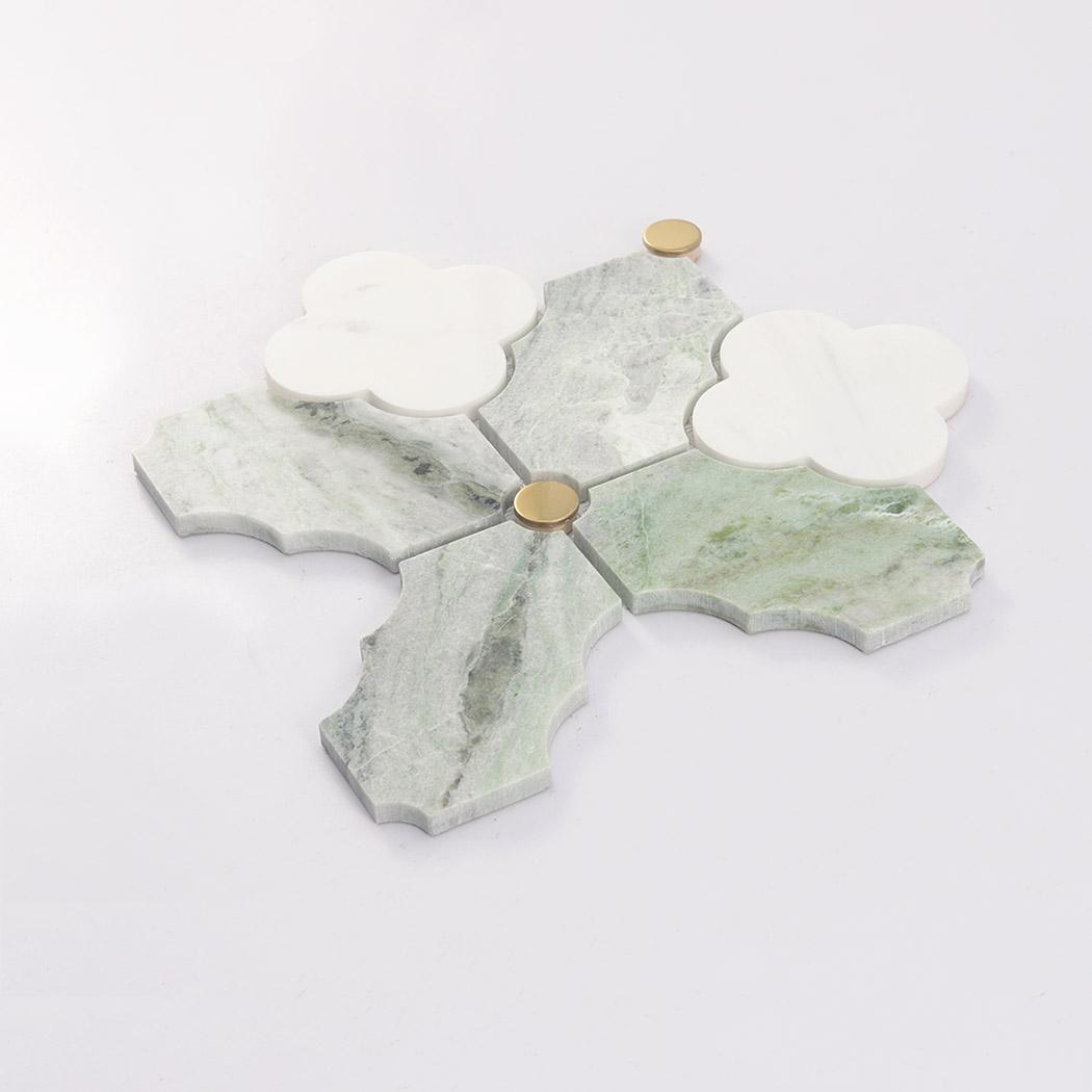 Green White Arabesque Marble Tile with Gold Metal Round Accents — mosaic tròn (penny round) bằng đá marble trắng & xanh lục