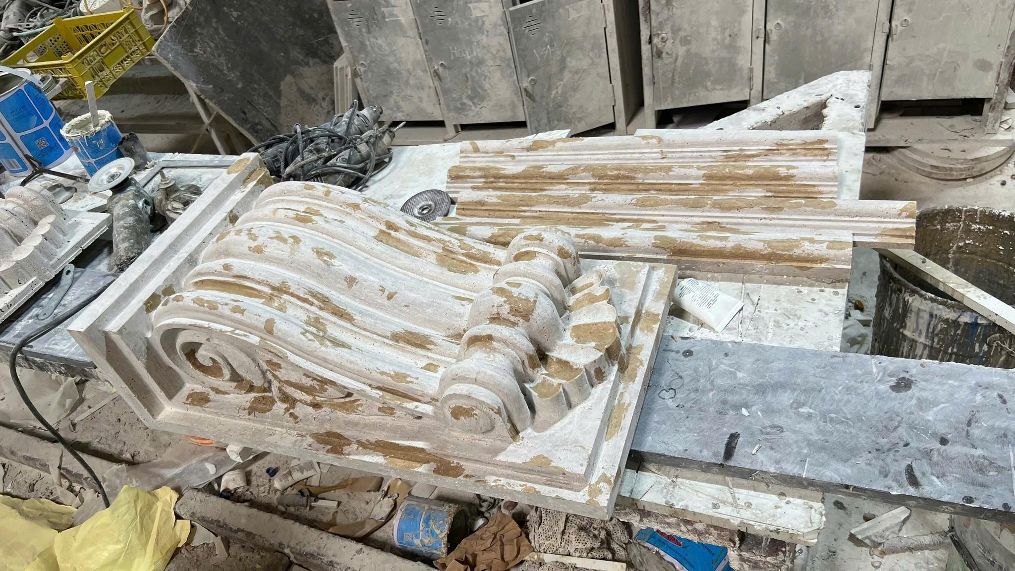 Console / Corbel đá chạm khắc — Marble/travertine trắng