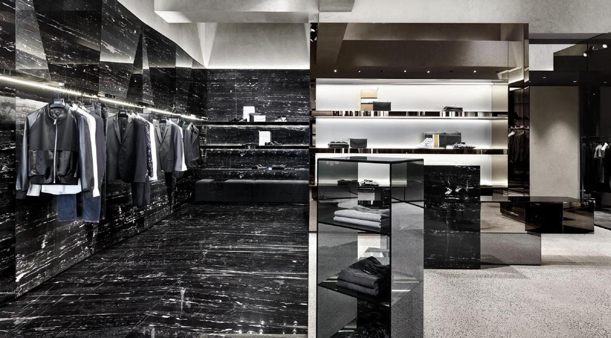 Quầy bếp inox với mặt và tường ốp đá marble đen sang trọng
