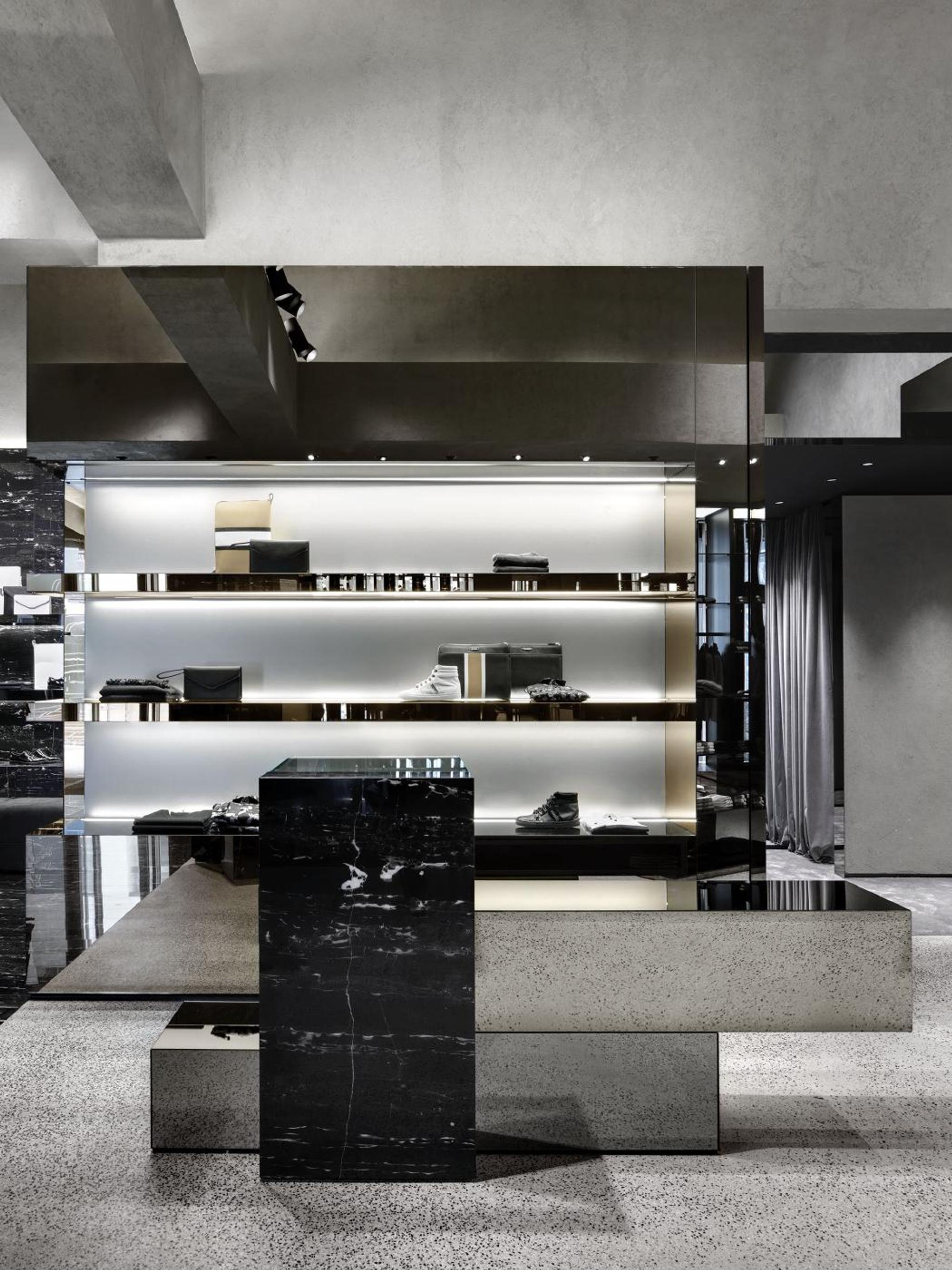 Quầy bếp đảo ốp đá marble đen với hệ kệ kim loại phía sau