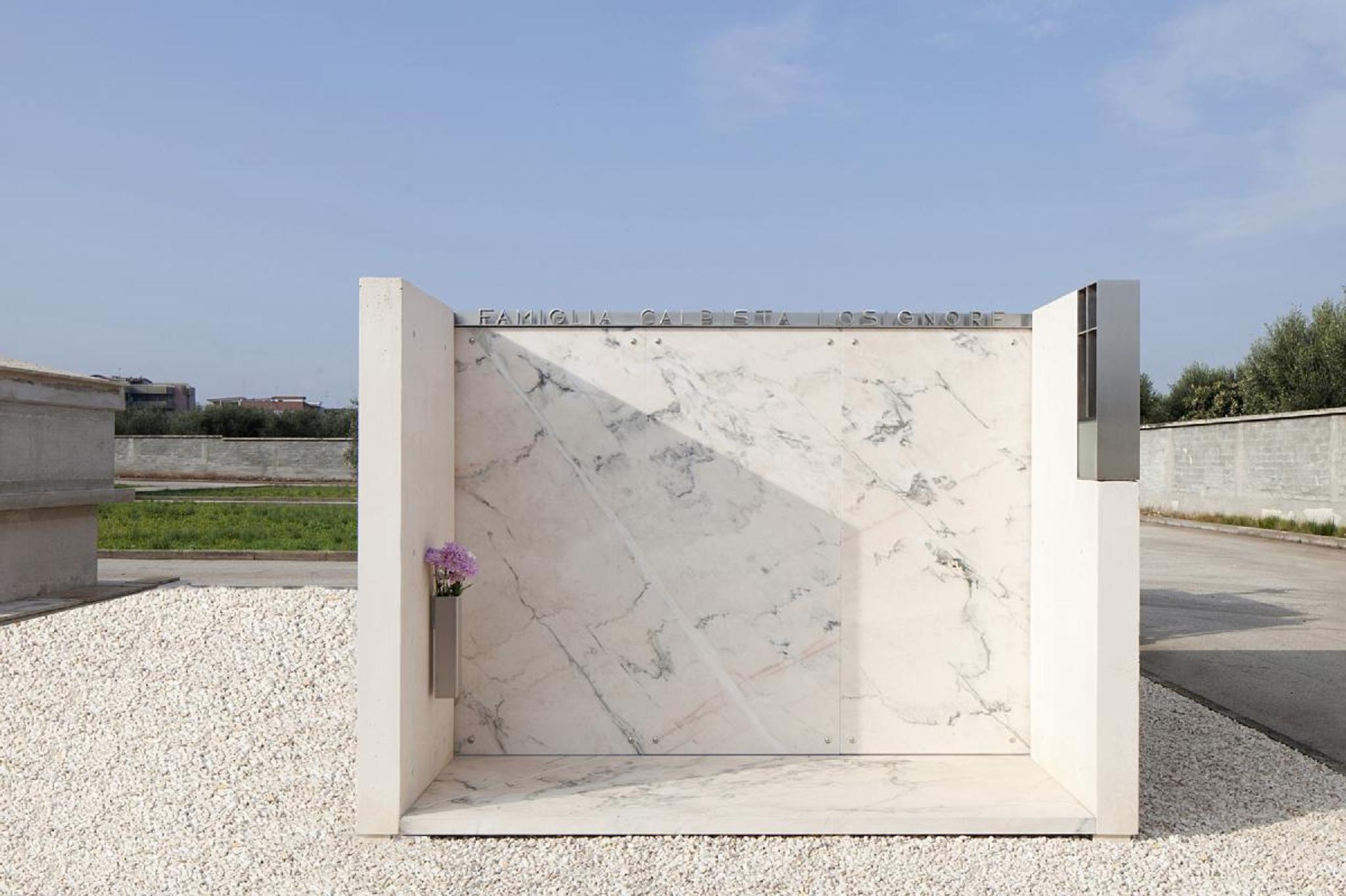 Khối đá travertine vàng vân ngang lớn dựng ngoài trời cạnh tường