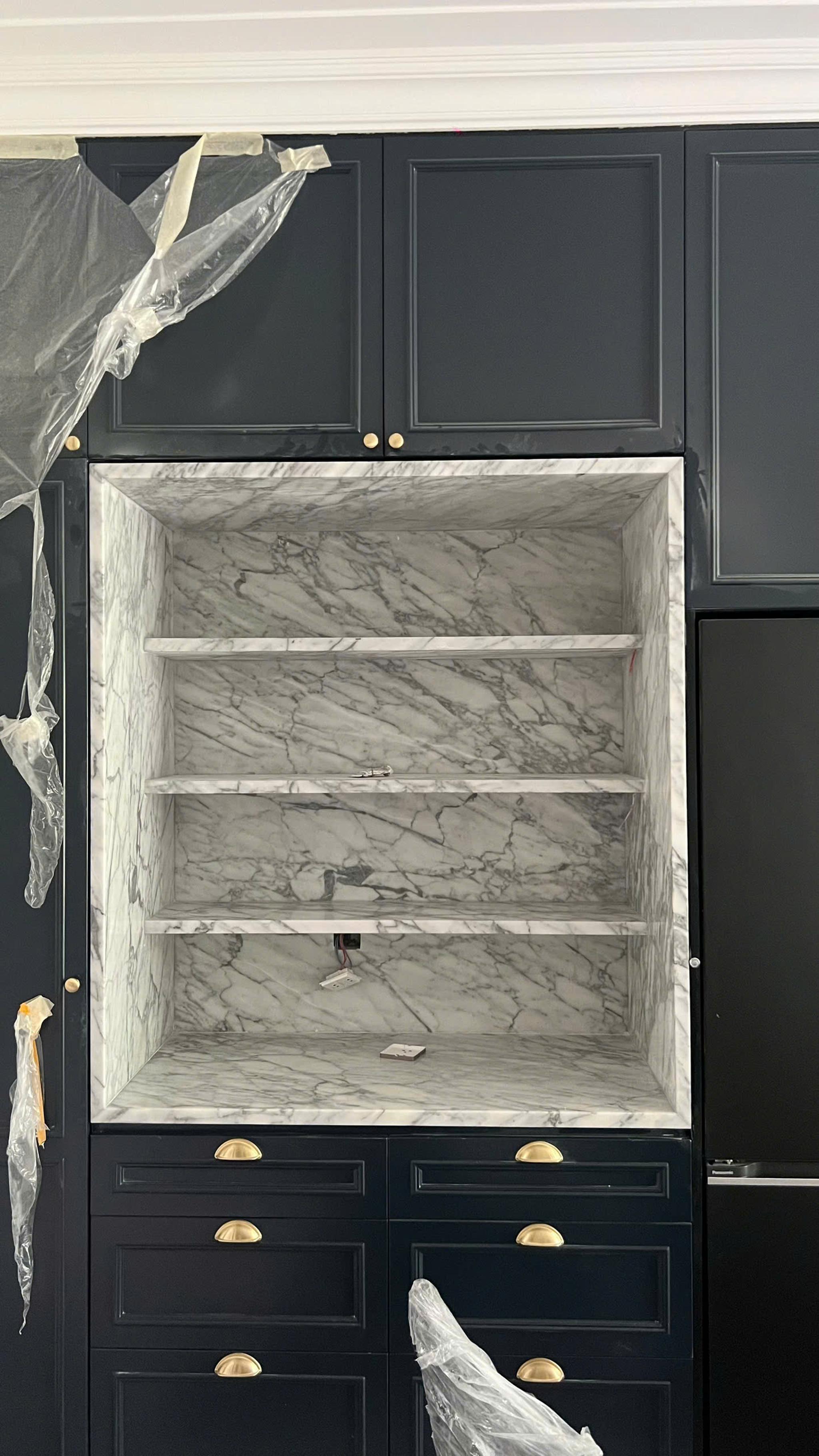 Hốc kệ ốp đá — Marble trắng vân (Carrara/Arabescato)
