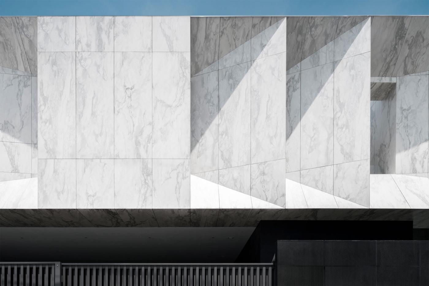 Sảnh nội thất ốp tường đá marble trắng vân xám tinh tế