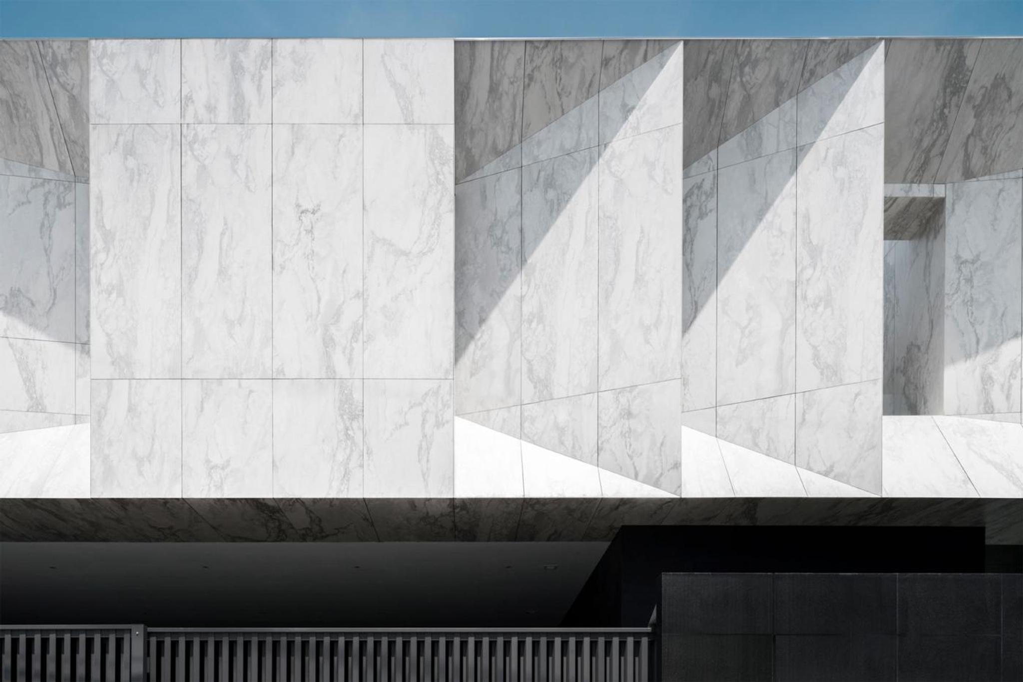 Sảnh nội thất ốp tường đá marble trắng vân xám tinh tế