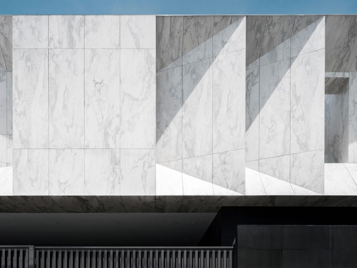 Sảnh nội thất ốp tường đá marble trắng vân xám tinh tế