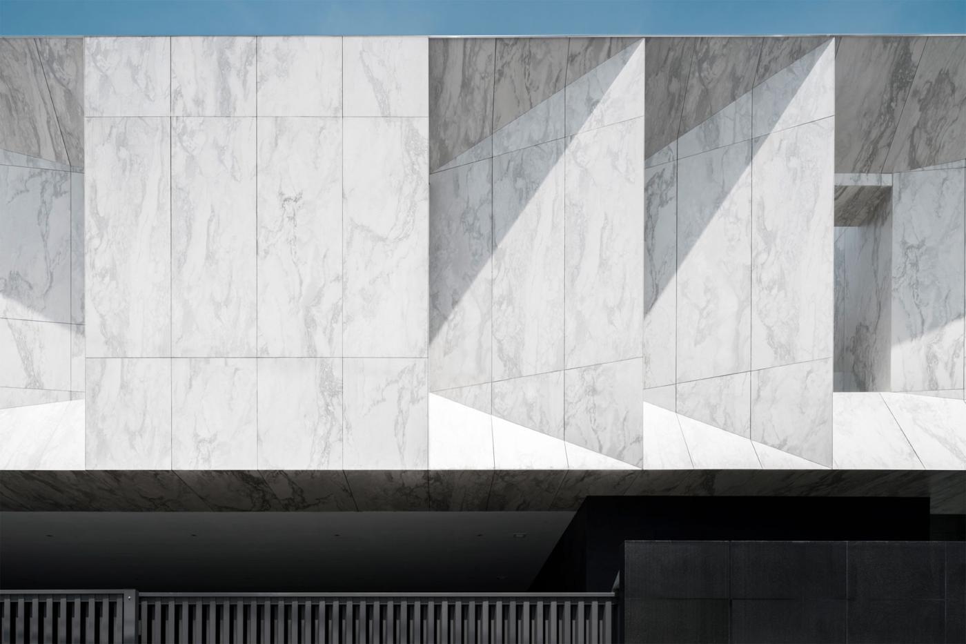 Sảnh nội thất ốp tường đá marble trắng vân xám tinh tế