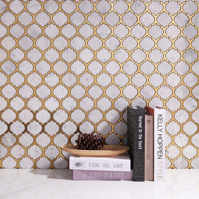 Carrara White & Gold Metal Arabesque Marble Mosaic Tile — mosaic arabesque bằng đá marble trắng & vàng