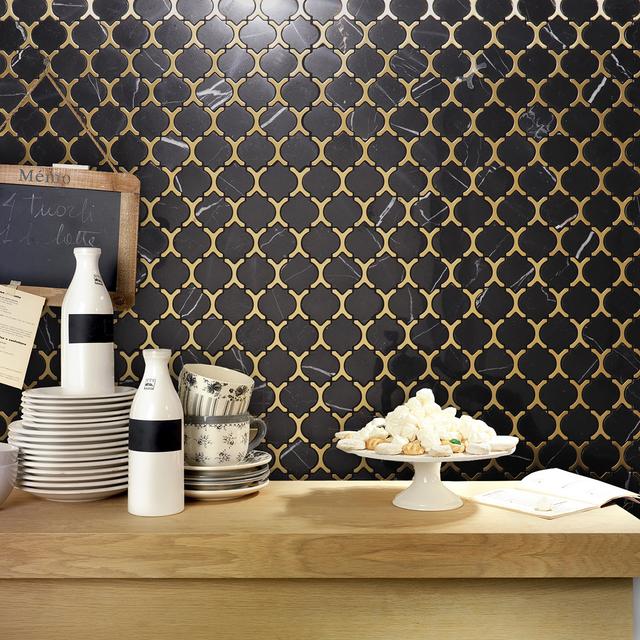 Black Marble and Gold Arabesque Mosaic — mosaic arabesque bằng đá marble đen điểm vàng