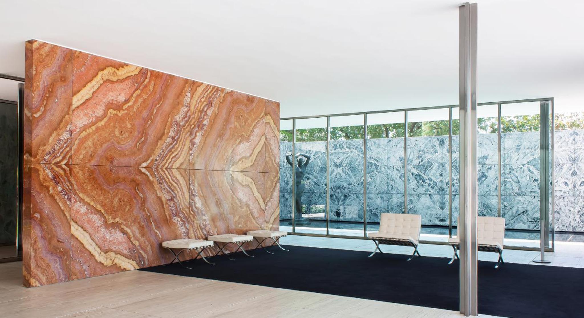 Mảng tường ốp đá marble đỏ nâu vân mạnh trong không gian kính
