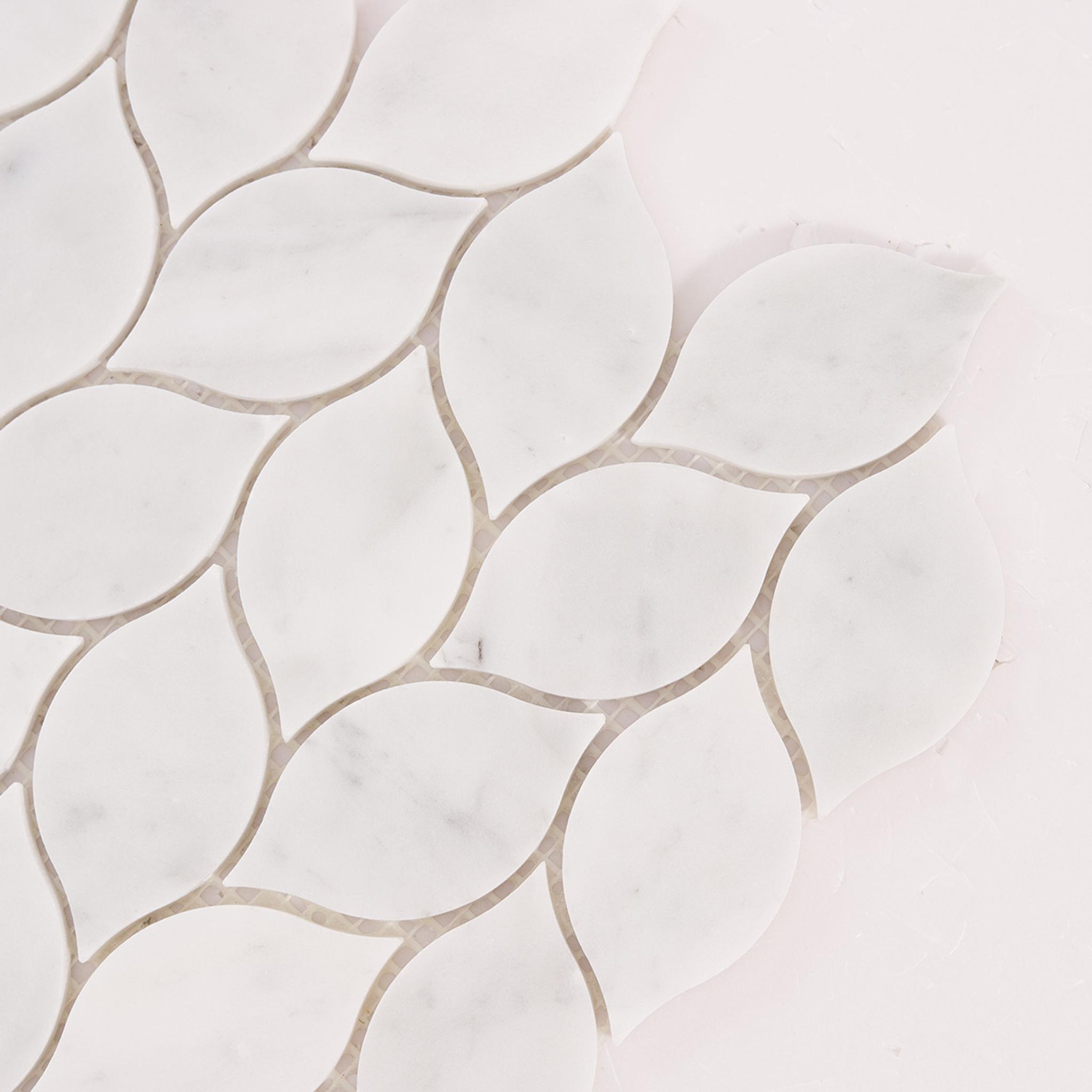 White Carrara Leaf Marble Mosaic Tiles — mosaic ghép nghệ thuật bằng đá marble trắng & trắng Carrara