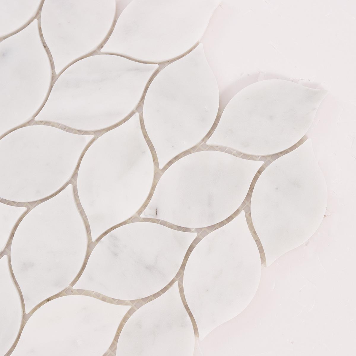 White Carrara Leaf Marble Mosaic Tiles — mosaic ghép nghệ thuật bằng đá marble trắng & trắng Carrara
