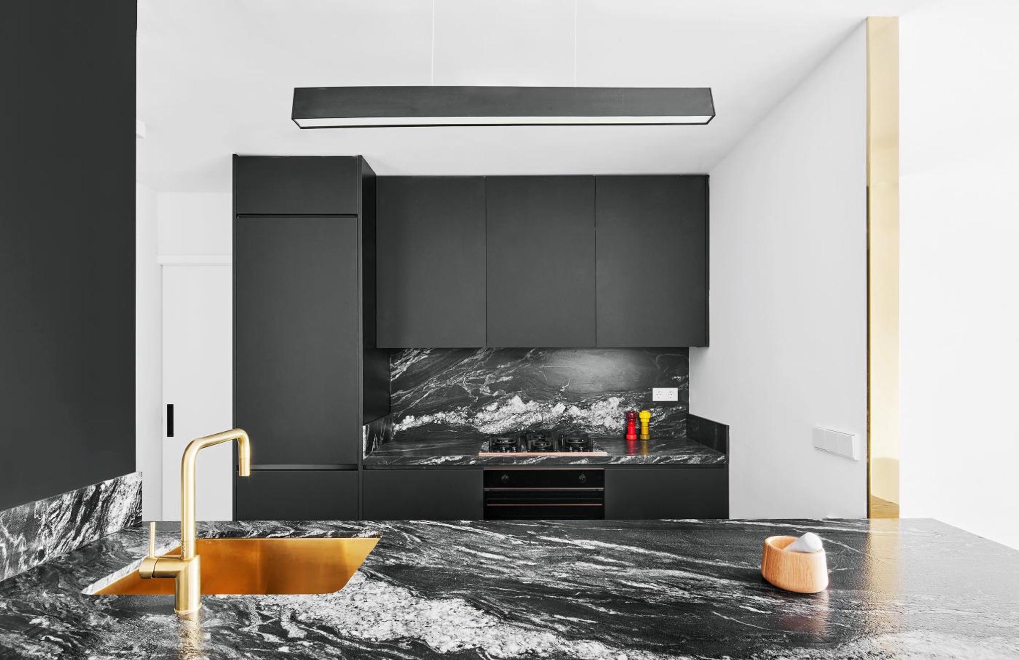 Nội thất ốp tường đá marble đen vân với chậu rửa vàng kim