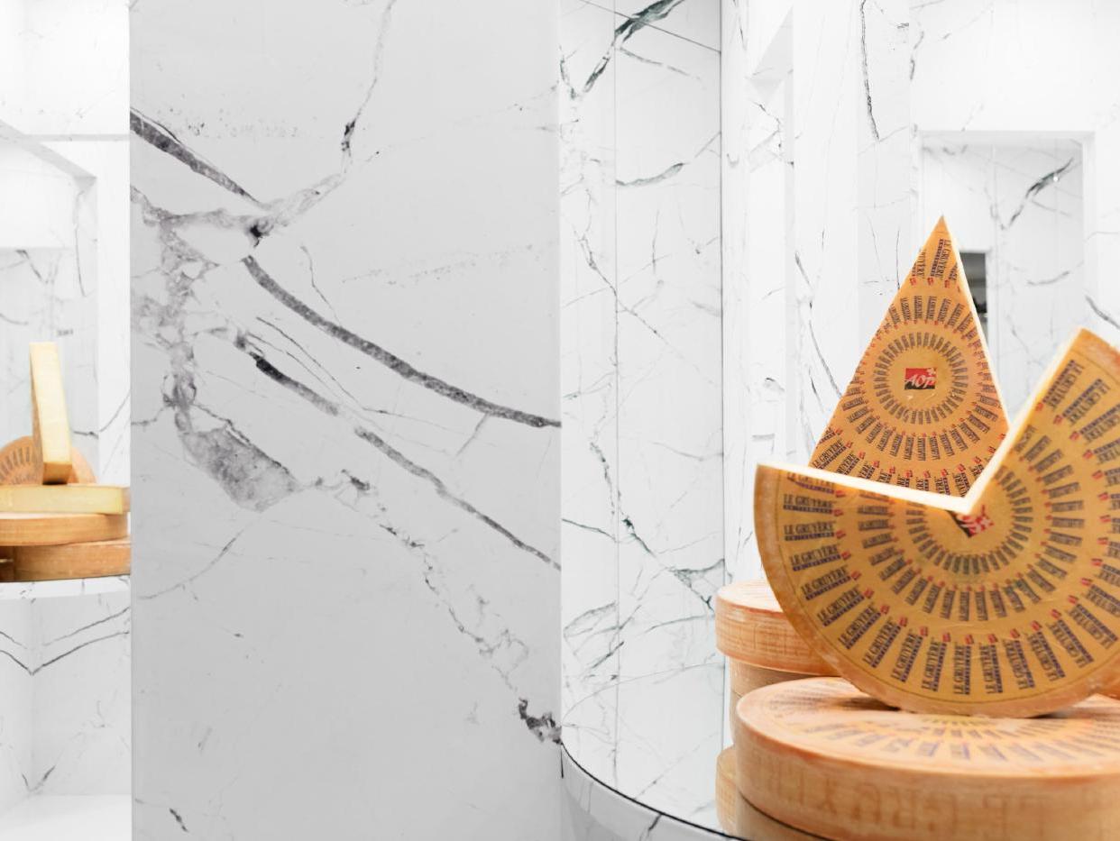 Không gian nội thất ốp đá marble trắng vân nhẹ với phù điêu nghệ thuật