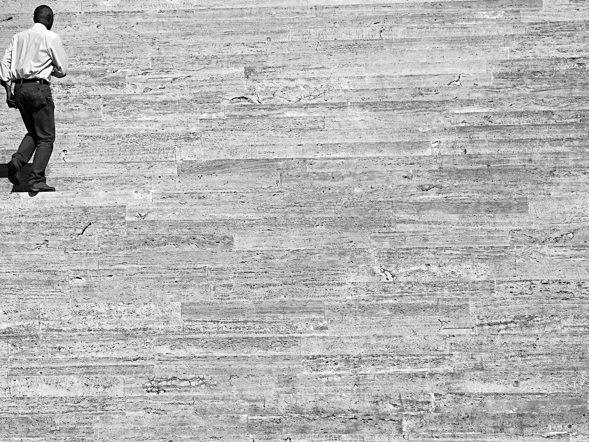 Tường ốp tấm đá travertine vân ngang sáng màu kết hợp ô cửa