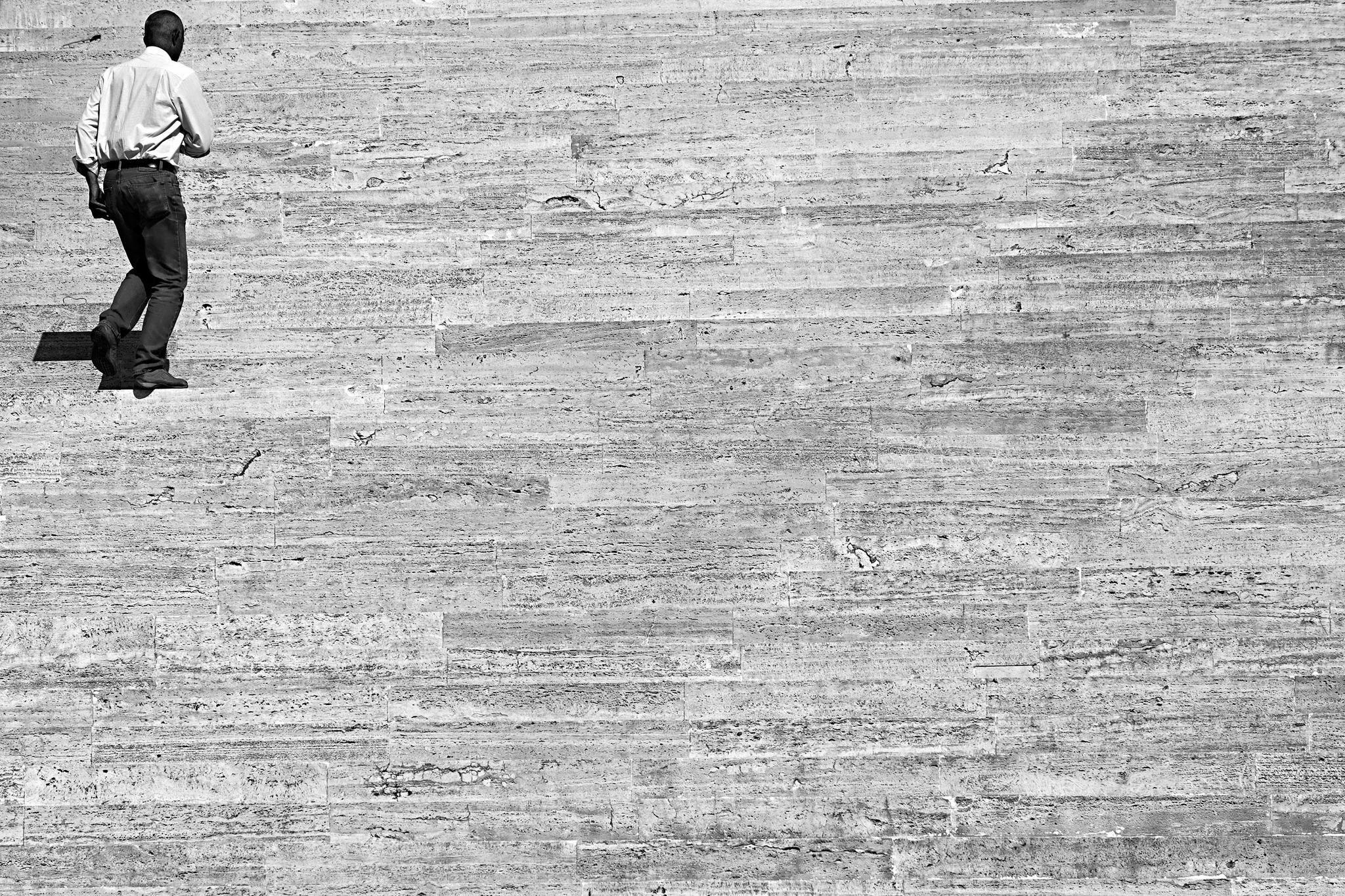 Tường ốp tấm đá travertine vân ngang sáng màu kết hợp ô cửa