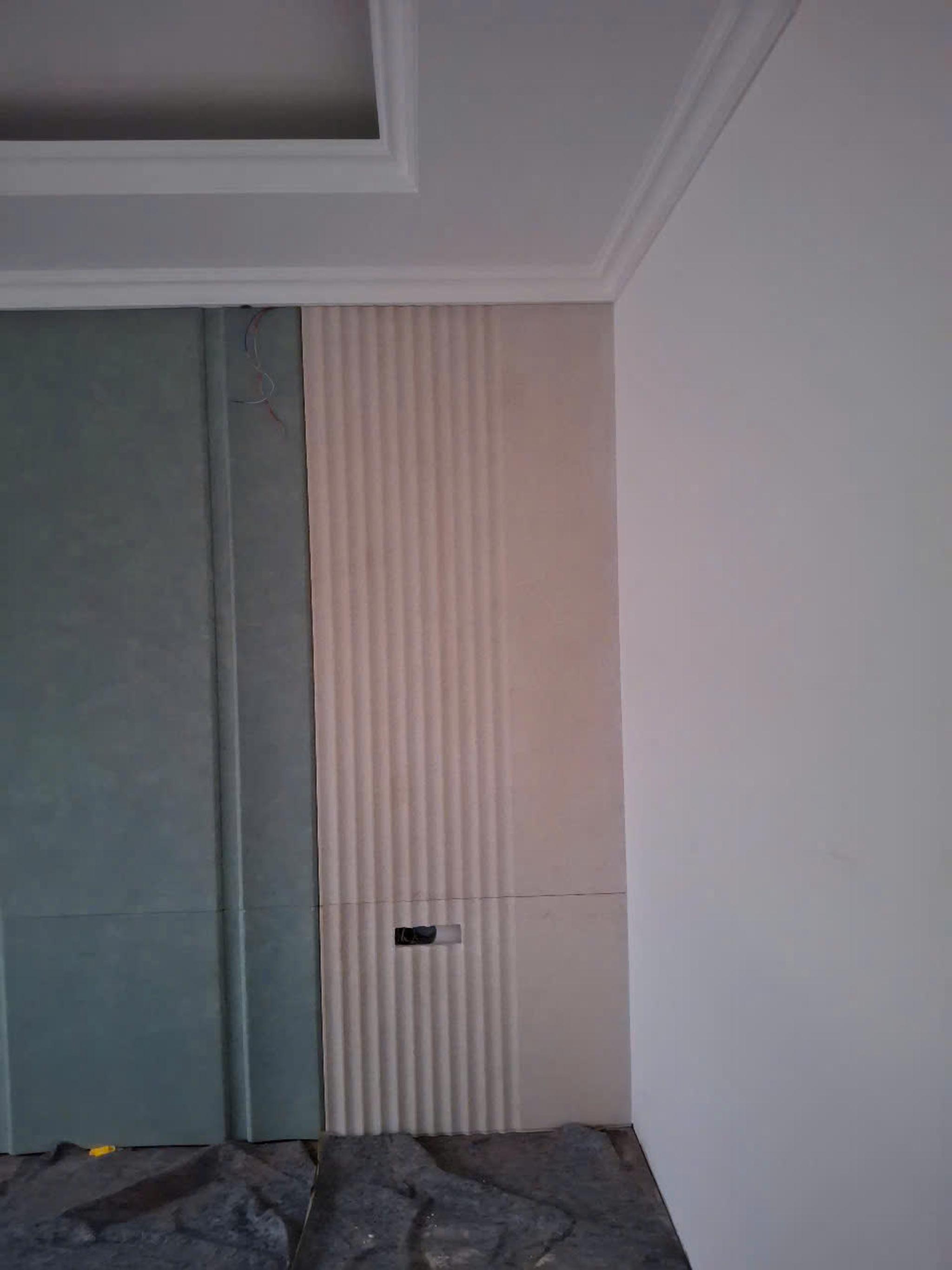 Ốp tường tạo sọc (fluted) — Đá kem + đá xanh