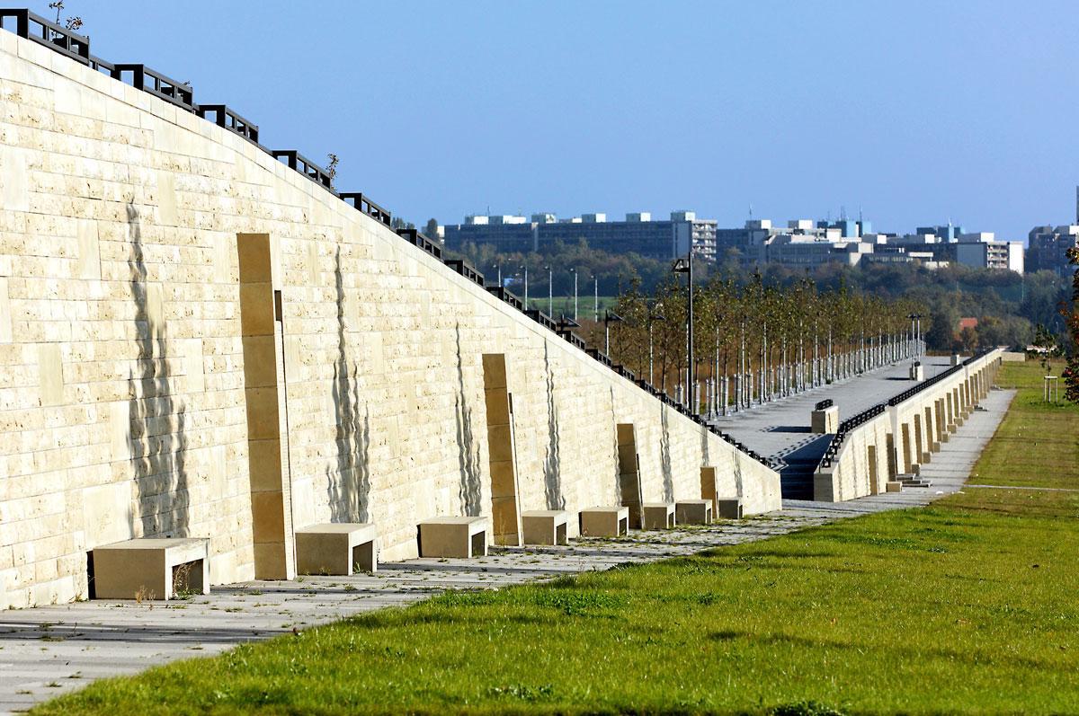 Khối nhà ốp đá travertine vàng nâu vân ngang trên thảm cỏ xanh