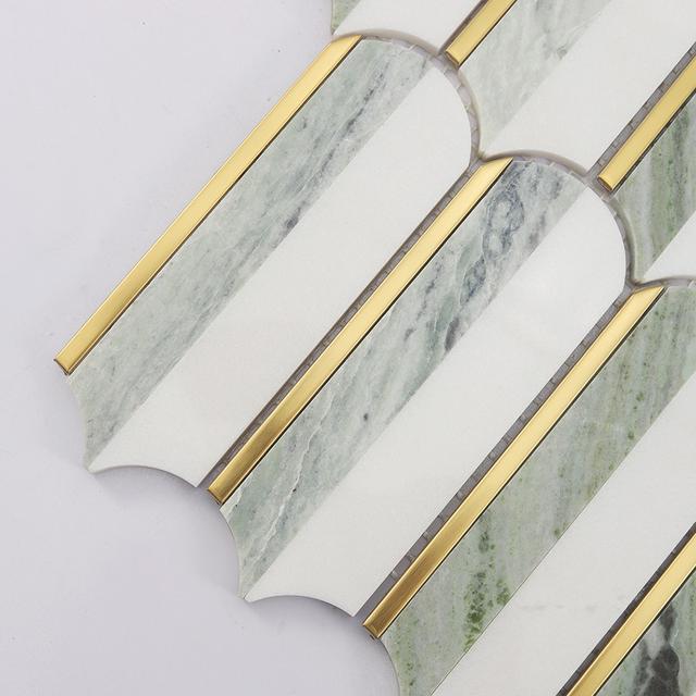 Green White Feather Marble Mosaic Tile with Gold Accent Strips — mosaic thanh dài (linear) bằng đá marble trắng & xanh lục