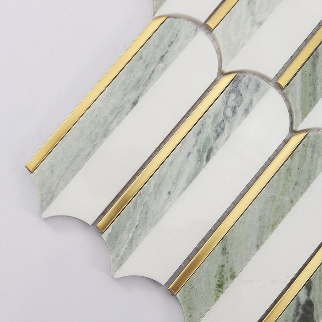 Green White Feather Marble Mosaic Tile with Gold Accent Strips — mosaic thanh dài (linear) bằng đá marble trắng & xanh lục