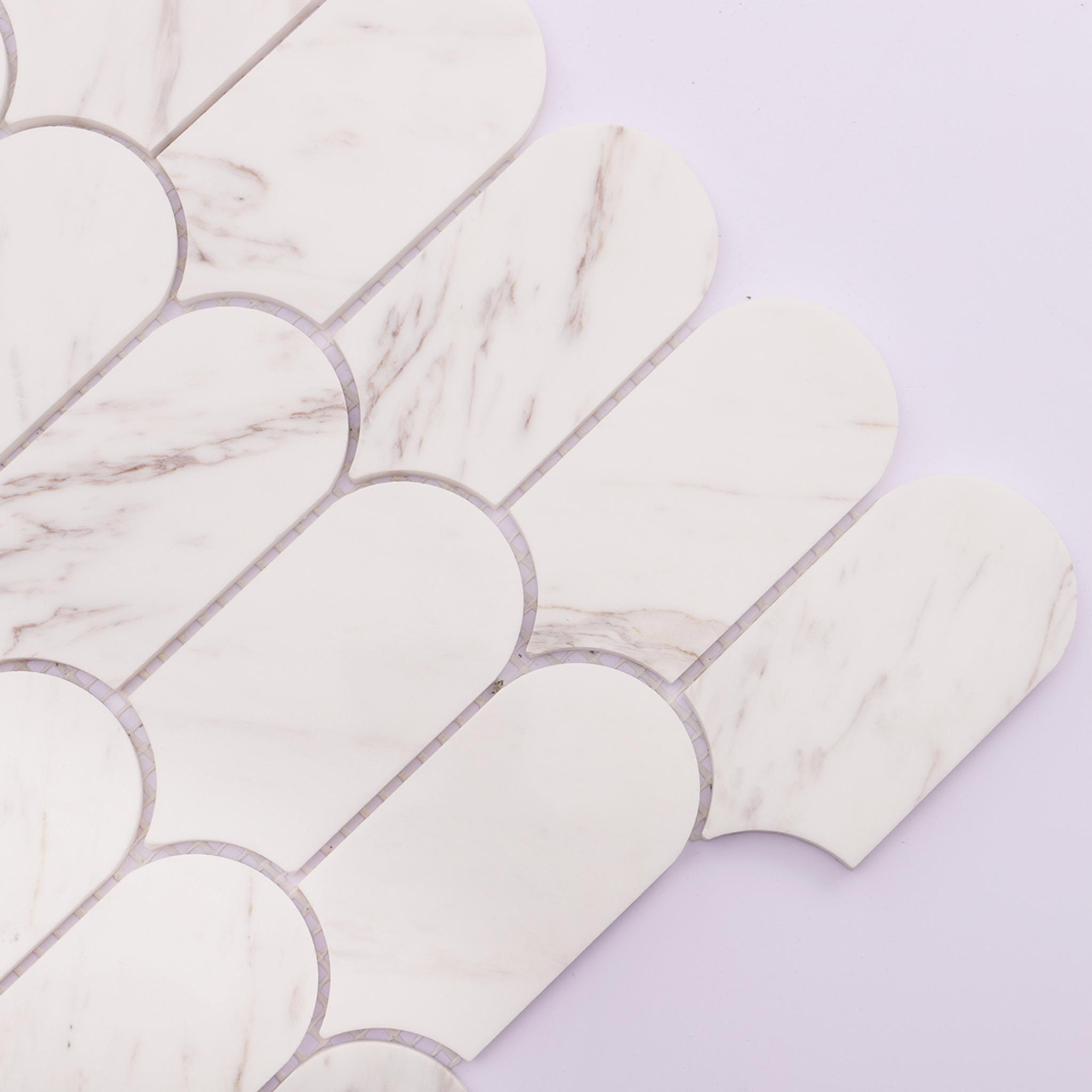 Feather Calacatta Gold Honed Marble Mosaic — mosaic vảy dài bằng đá marble trắng Calacatta vân vàng