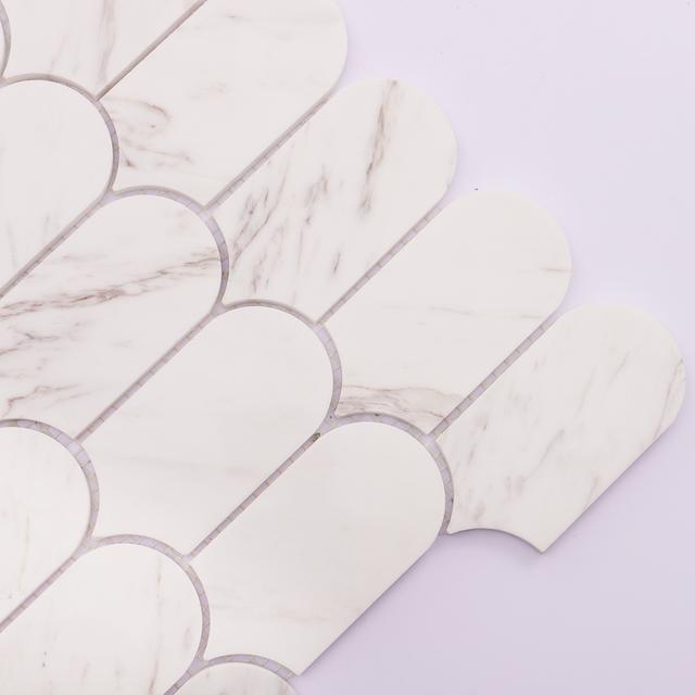 Feather Calacatta Gold Honed Marble Mosaic — mosaic vảy dài bằng đá marble trắng Calacatta vân vàng