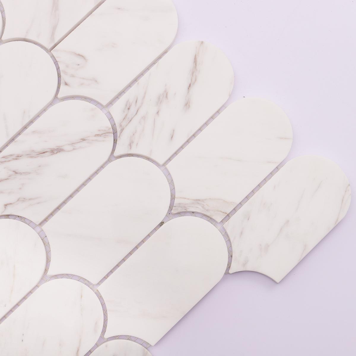 Feather Calacatta Gold Honed Marble Mosaic — mosaic vảy dài bằng đá marble trắng Calacatta vân vàng