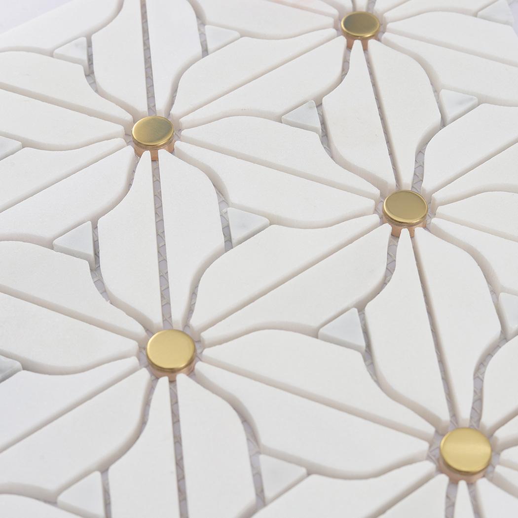White Daisy Marble Mosaic Tile with Gold Metal Dot Accents — mosaic ghép nghệ thuật bằng đá marble trắng & vàng