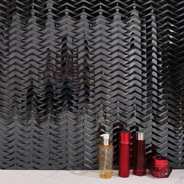 Black Glossy Chevron Mosaic (mosaic chevron đen bóng gương, dập nổi 3D) — Rochelle Rochelle Stone