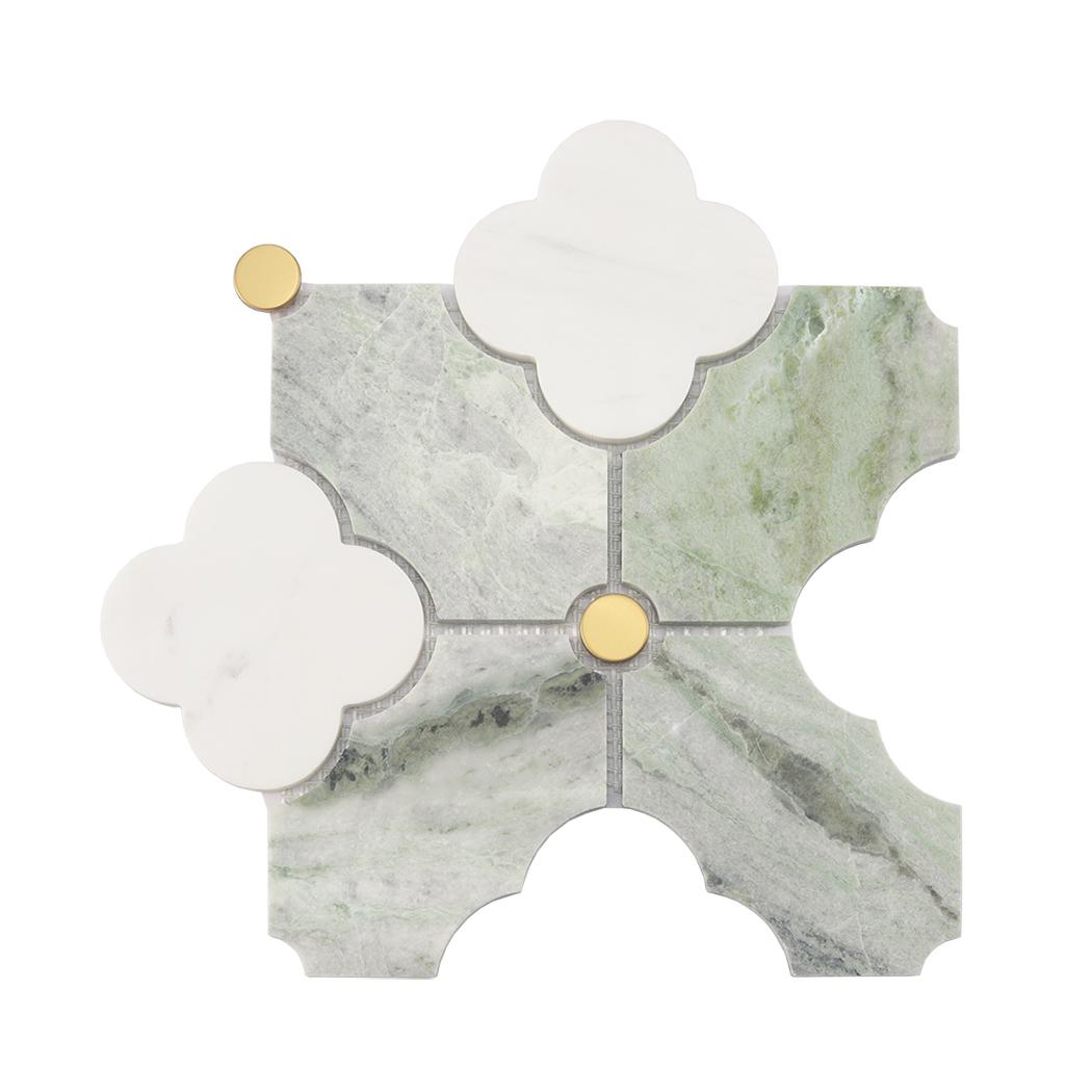 Green White Arabesque Marble Tile with Gold Metal Round Accents — mosaic tròn (penny round) bằng đá marble trắng & xanh lục