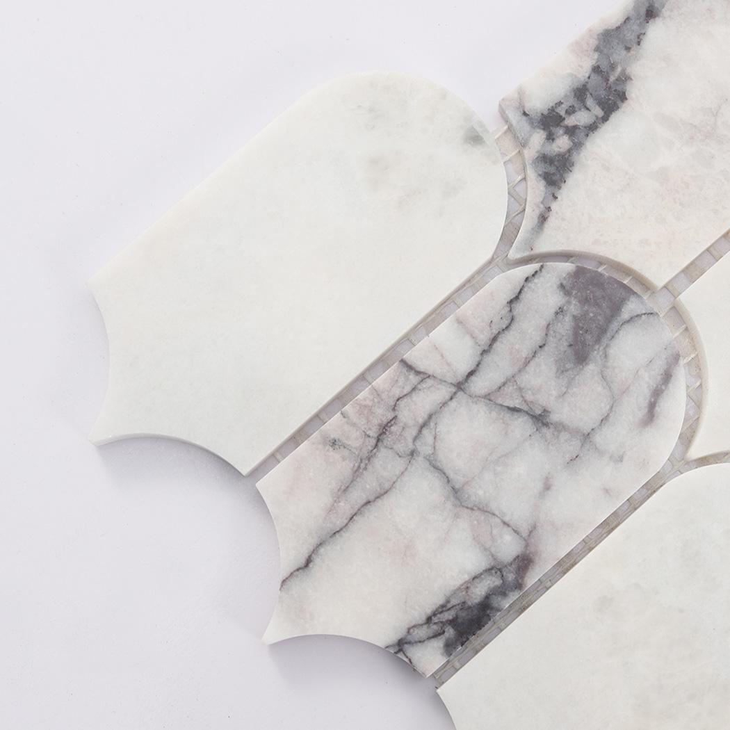 Elongated Scale Marble Mosaic Tile with Gray Veins — mosaic ghép nghệ thuật bằng đá marble xám