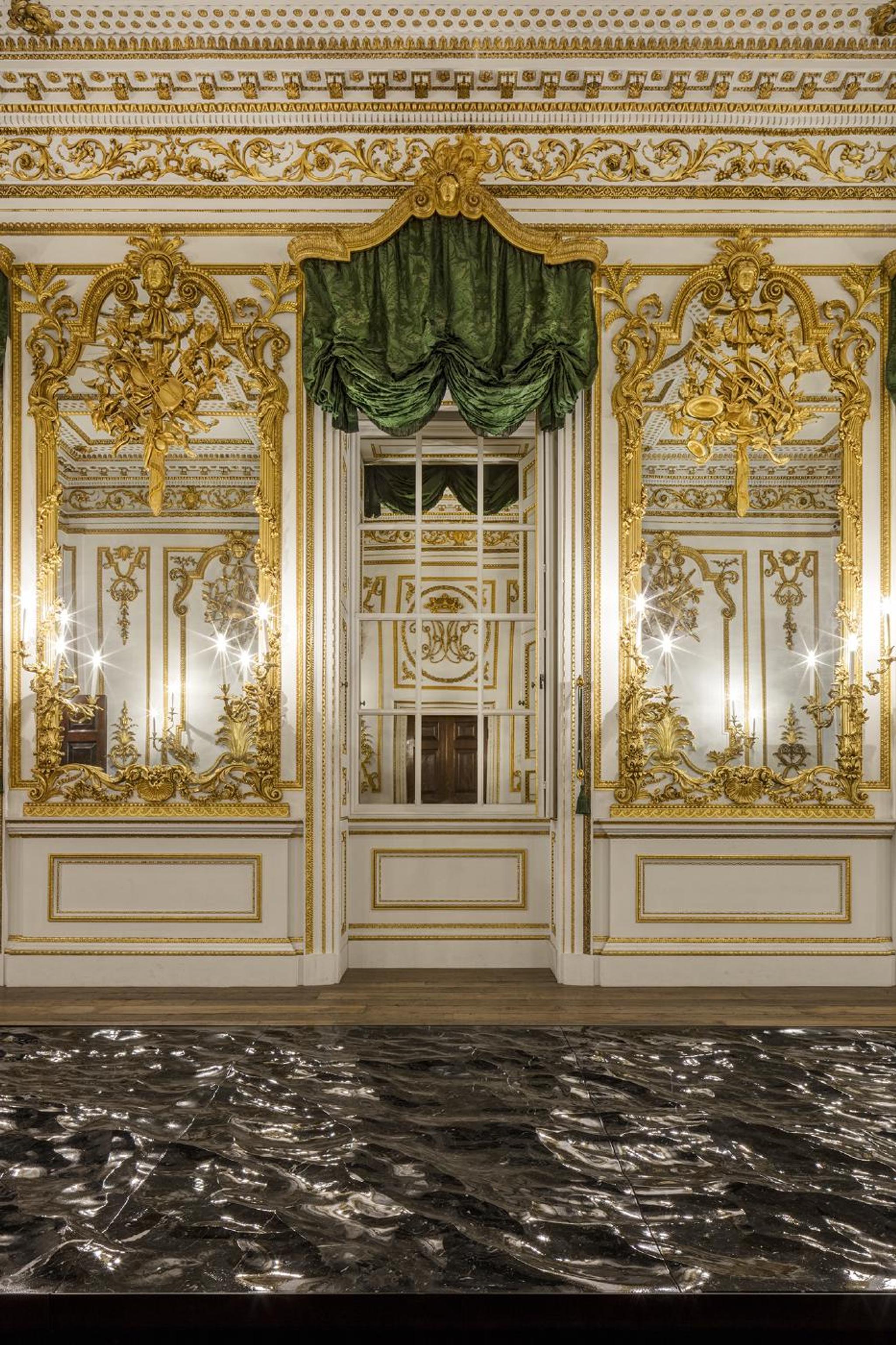 Nội thất cổ điển sàn đá marble vân với chi tiết mạ vàng lộng lẫy
