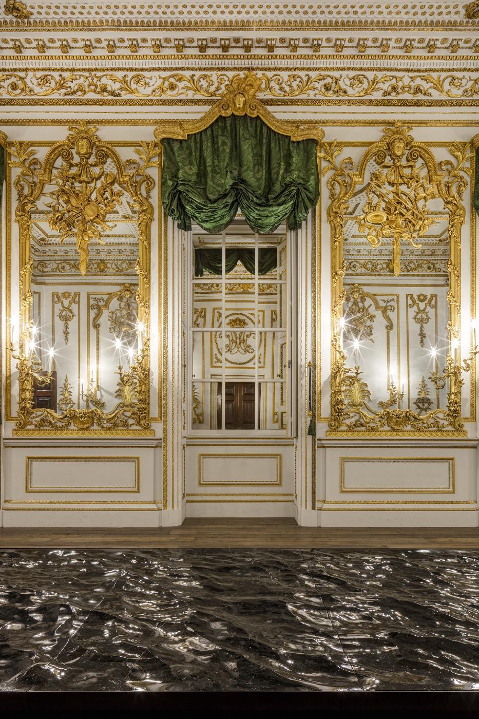 Nội thất cổ điển sàn đá marble vân với chi tiết mạ vàng lộng lẫy