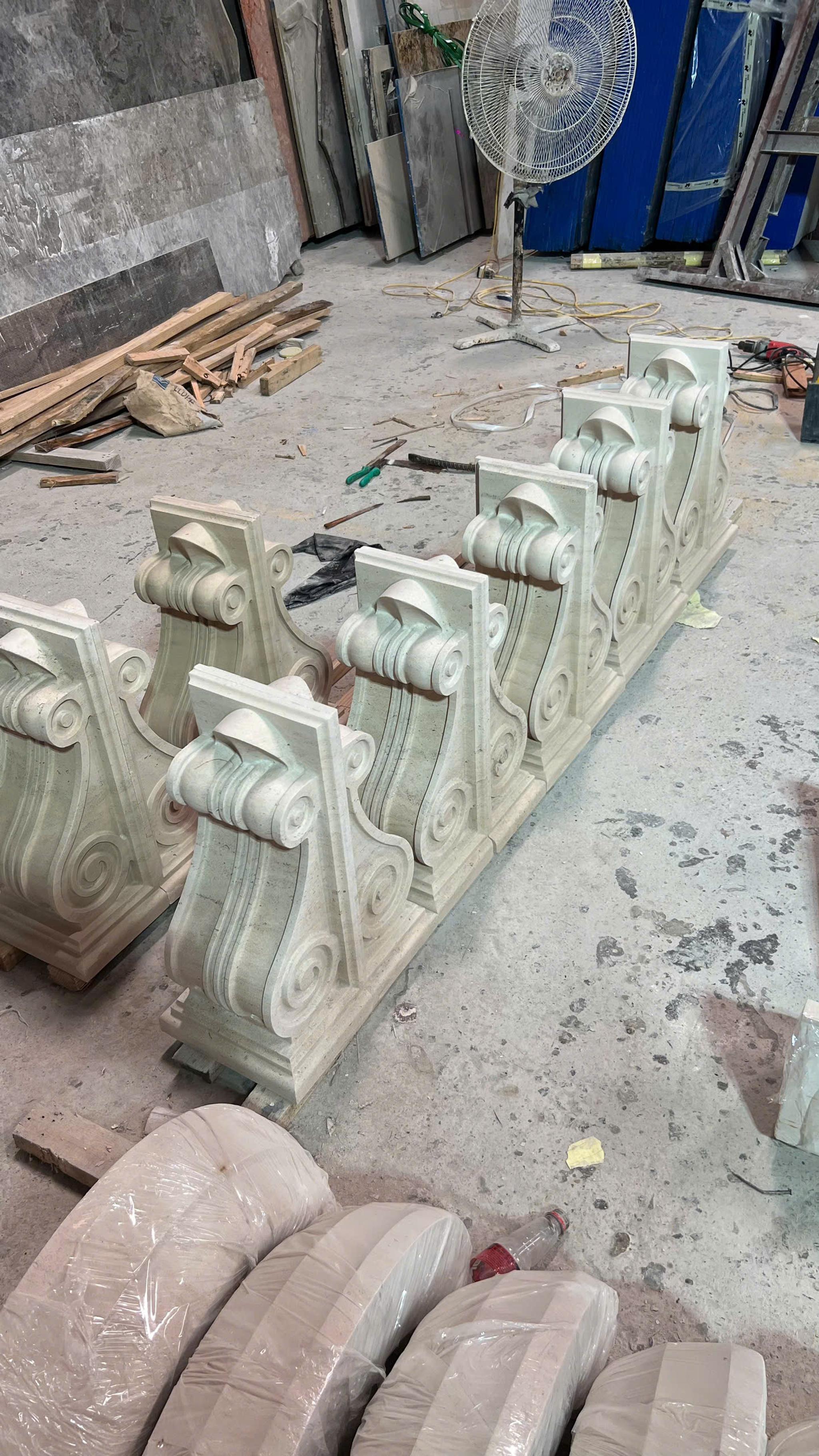 Console / Corbel đá chạm khắc — Travertine kem