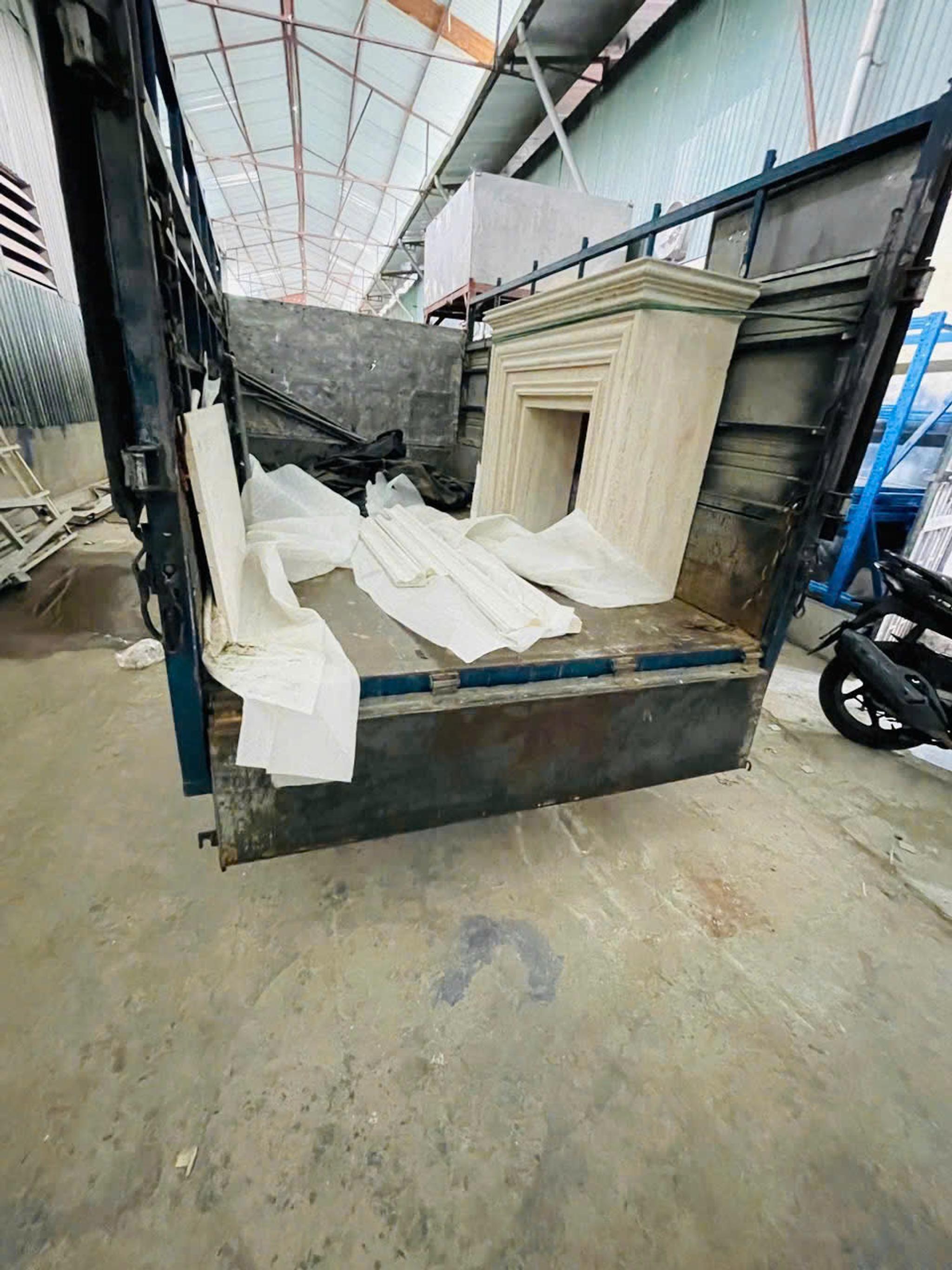 Khung lò sưởi đá (vận chuyển) — Travertine kem