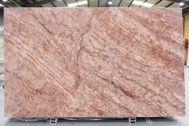 Tấm Red Travertine — bản cross-cut tông hồng đỏ, vân thực tế