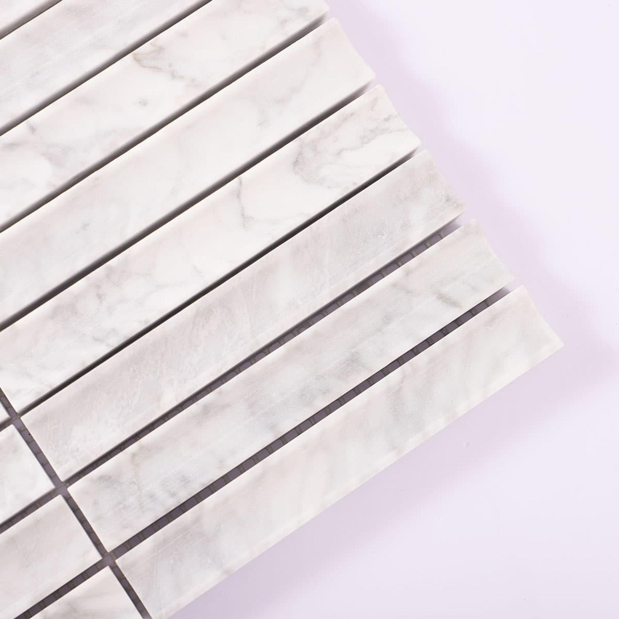 Fluted White Honed Marble Strip Mosaic Wall Tile — mosaic rãnh sọc (fluted) bằng đá marble trắng