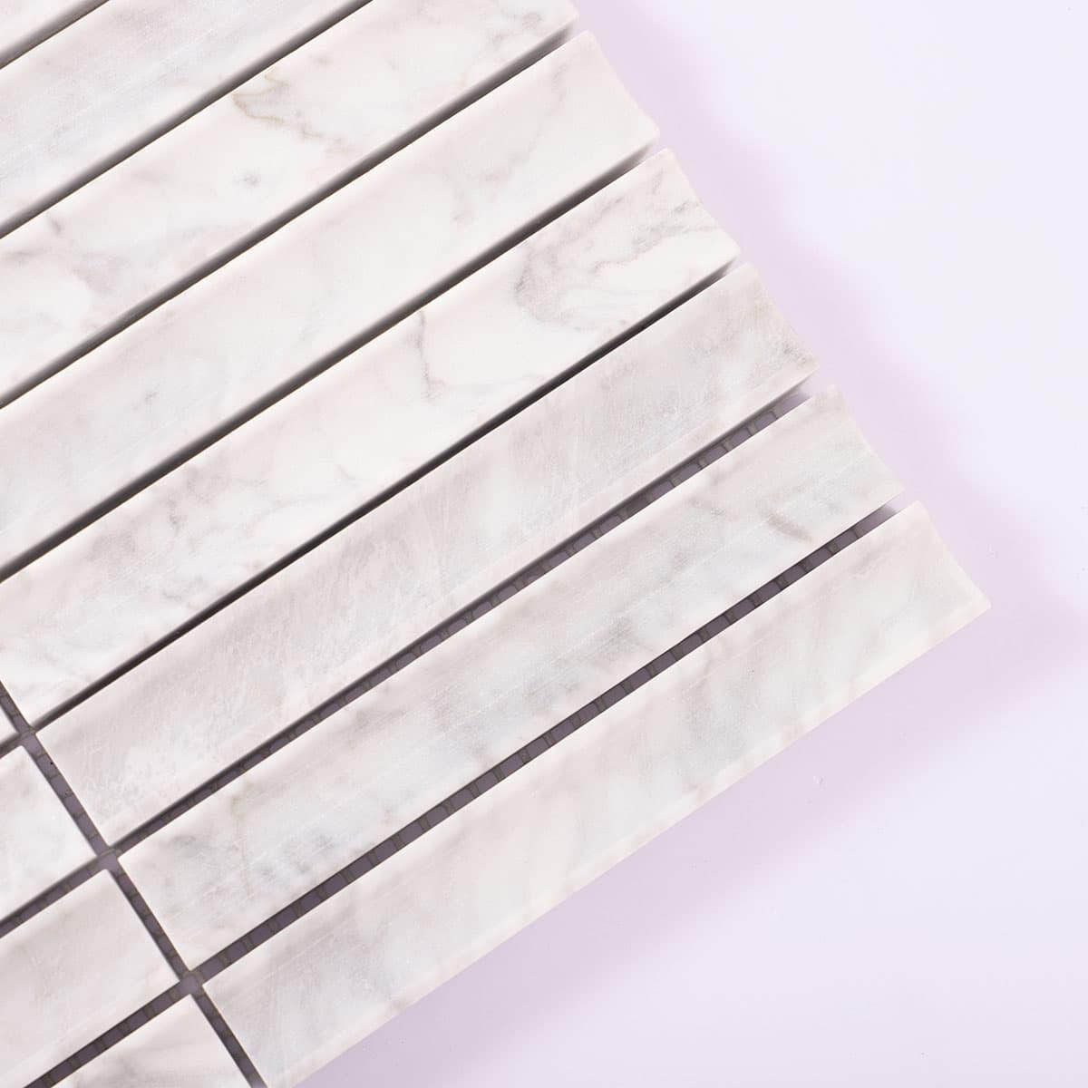 Fluted White Honed Marble Strip Mosaic Wall Tile — mosaic rãnh sọc (fluted) bằng đá marble trắng