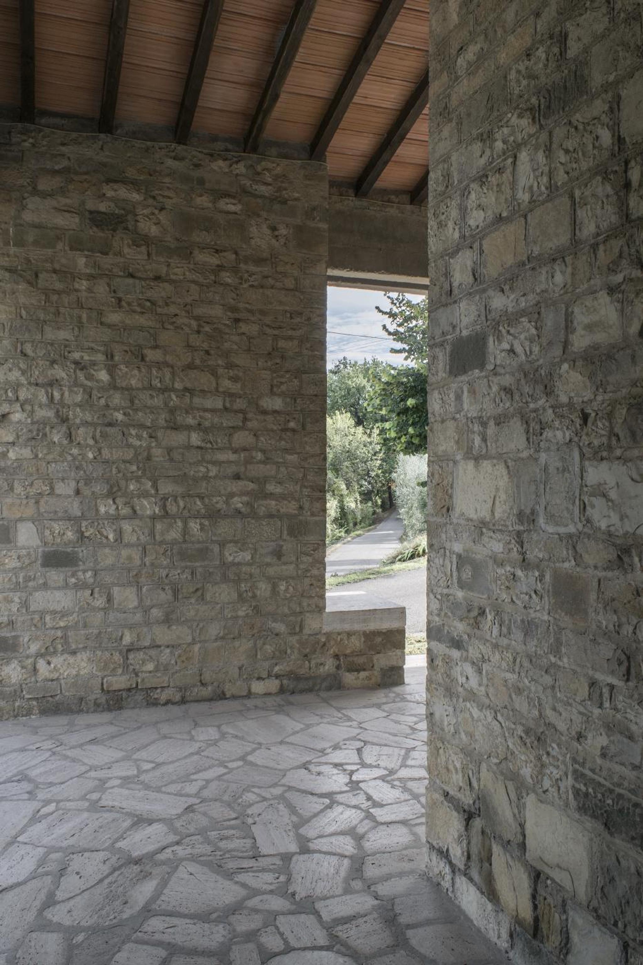 Cột tròn xây đá granite xám ghép khối tự nhiên thô mộc