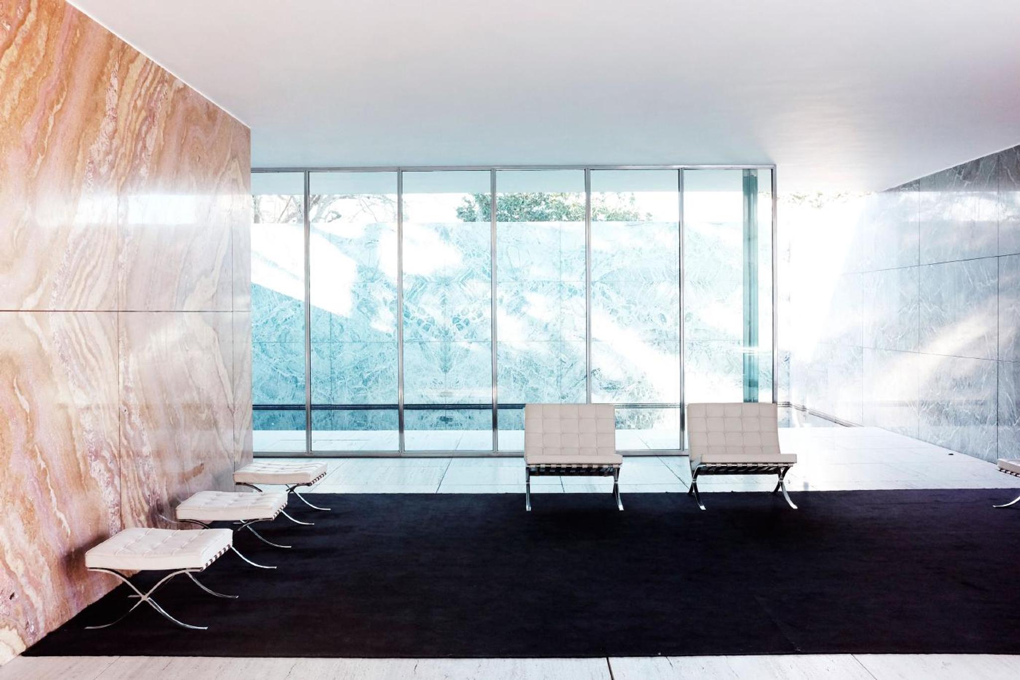 Không gian ốp tường đá marble đen vân với hồ nước phản chiếu