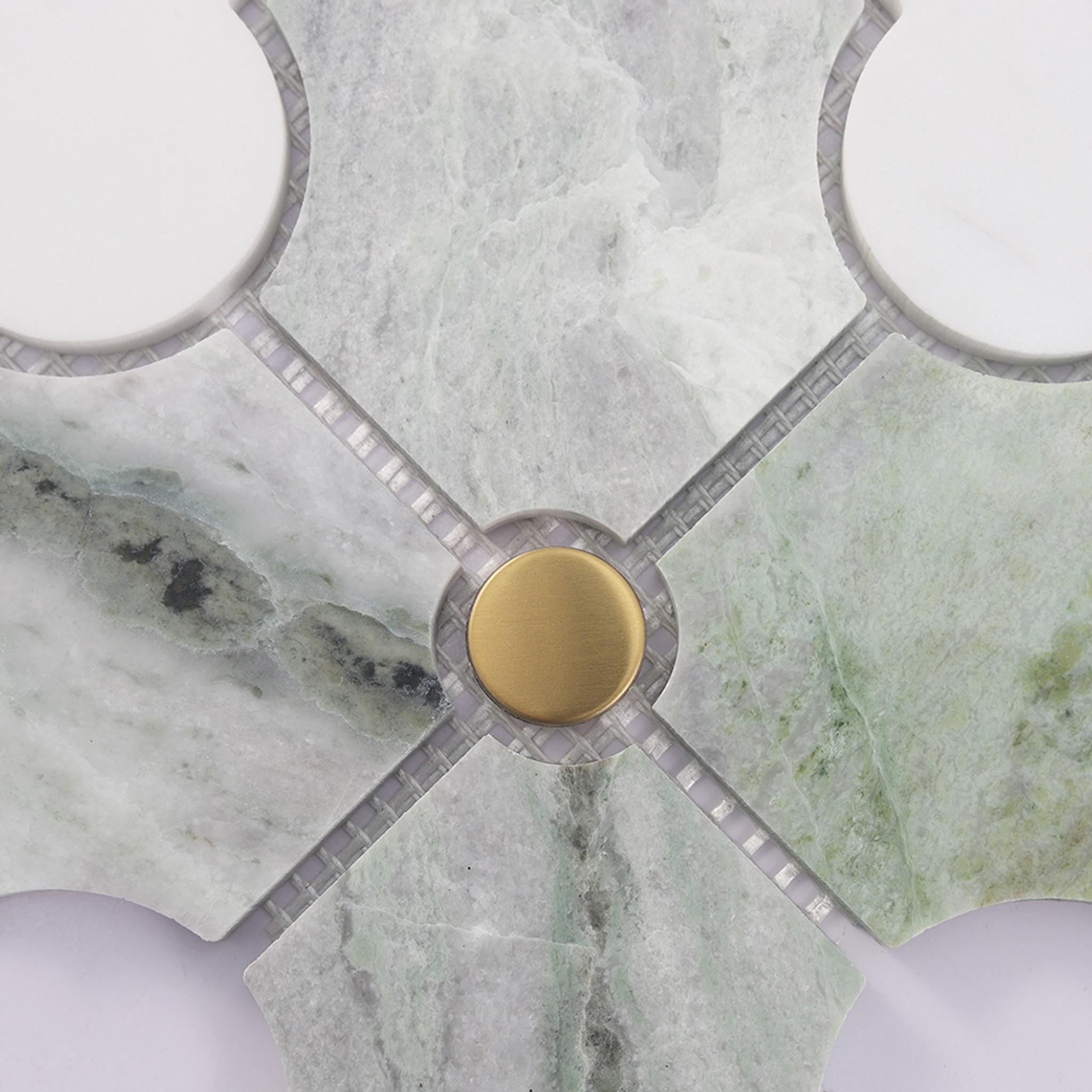 Green White Arabesque Marble Tile with Gold Metal Round Accents — mosaic tròn (penny round) bằng đá marble trắng & xanh lục