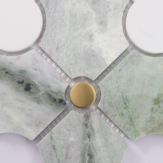 Green White Arabesque Marble Tile with Gold Metal Round Accents — mosaic tròn (penny round) bằng đá marble trắng & xanh lục