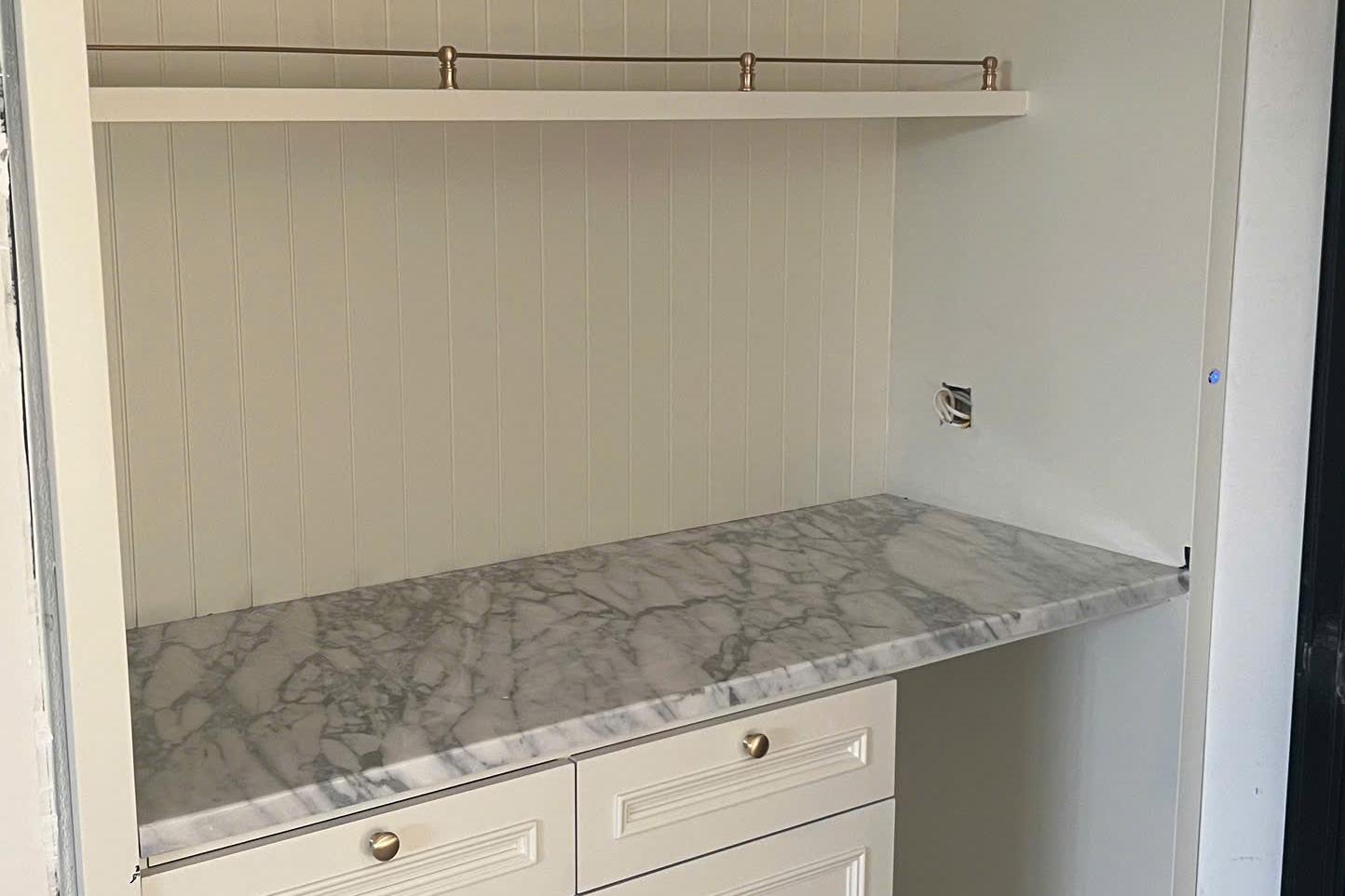 Mặt đá tủ / hốc kệ — Marble trắng Carrara