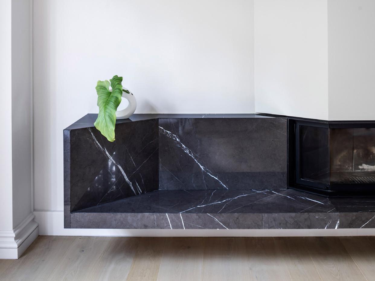 Ghế dài đá marble đen vân trắng hiện đại bên chậu cây nhỏ