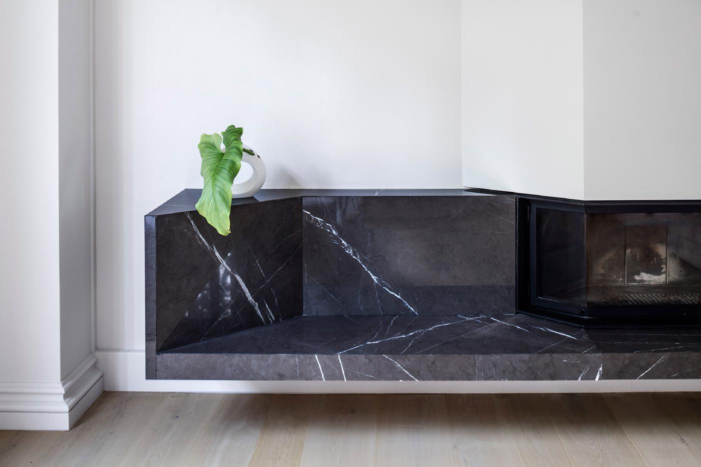 Ghế dài đá marble đen vân trắng hiện đại bên chậu cây nhỏ