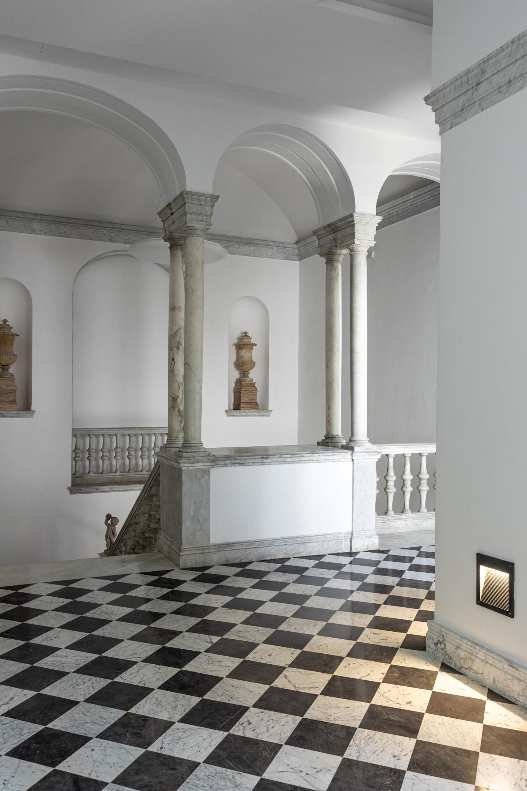 Hành lang cột đá marble trắng cổ điển với sàn đá caro đen trắng