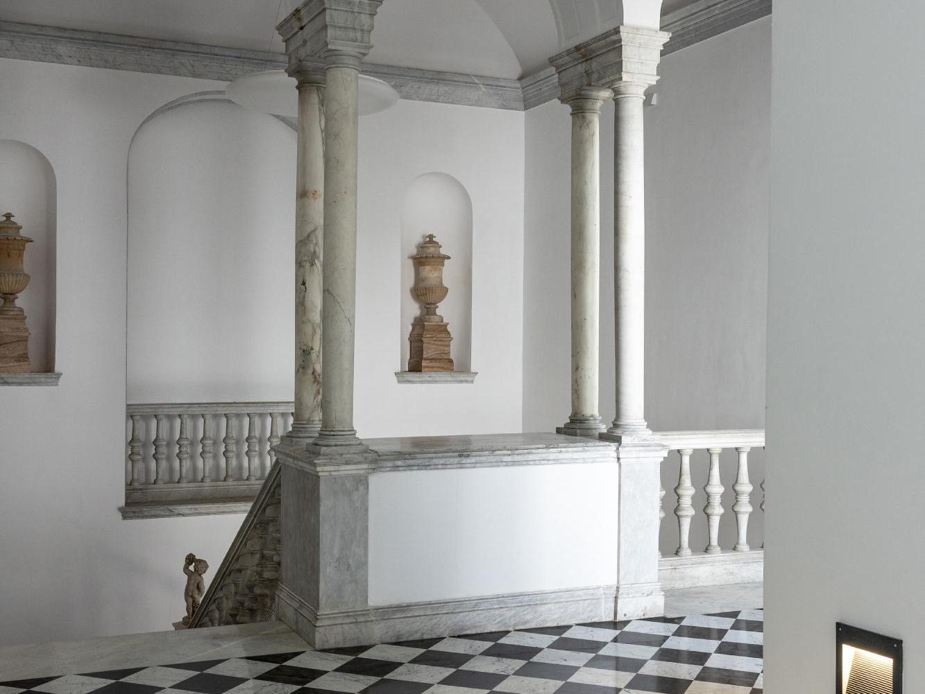 Hành lang cột đá marble trắng cổ điển với sàn đá caro đen trắng