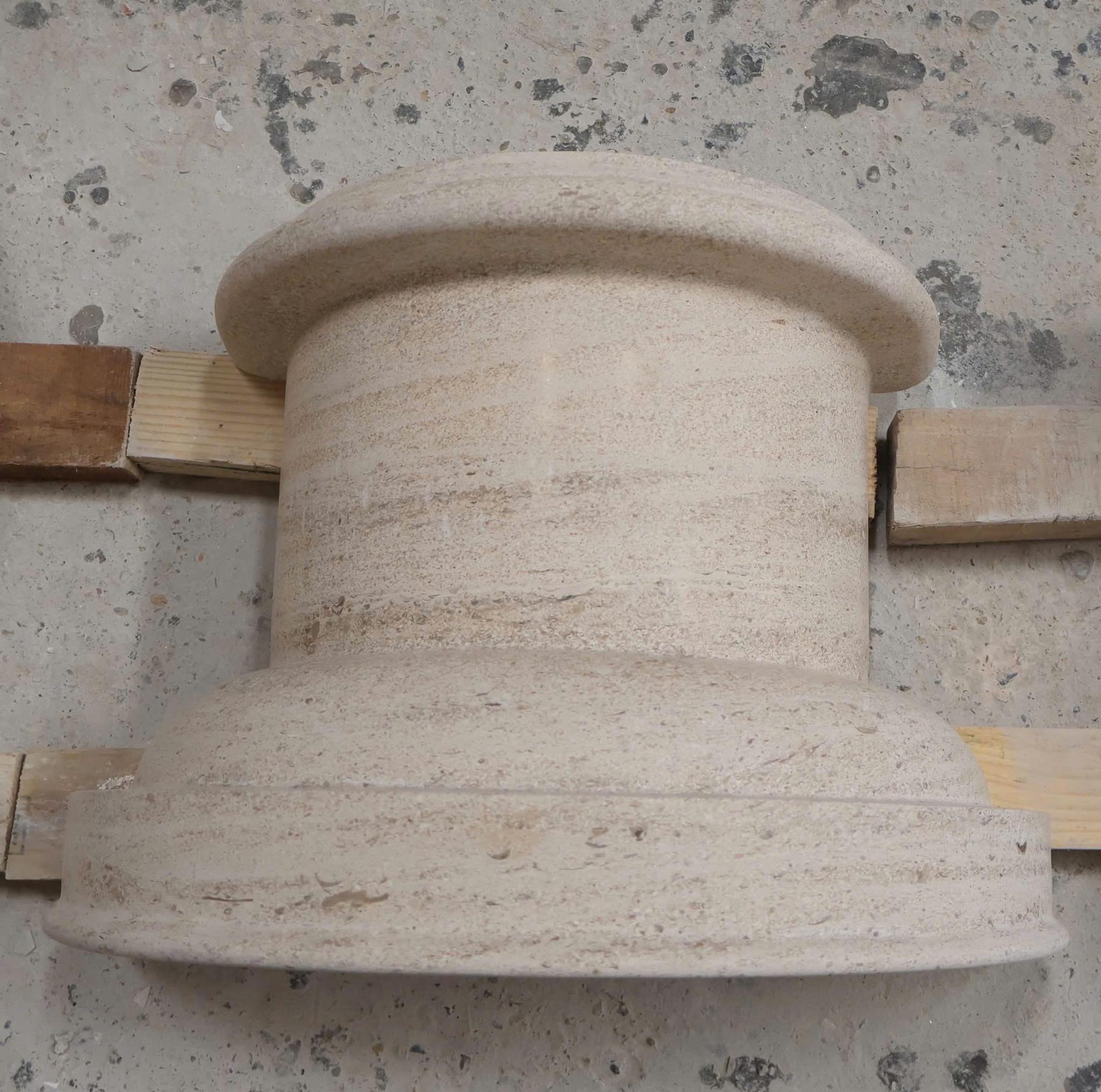 Đế cột / chân cột đá — Travertine kem