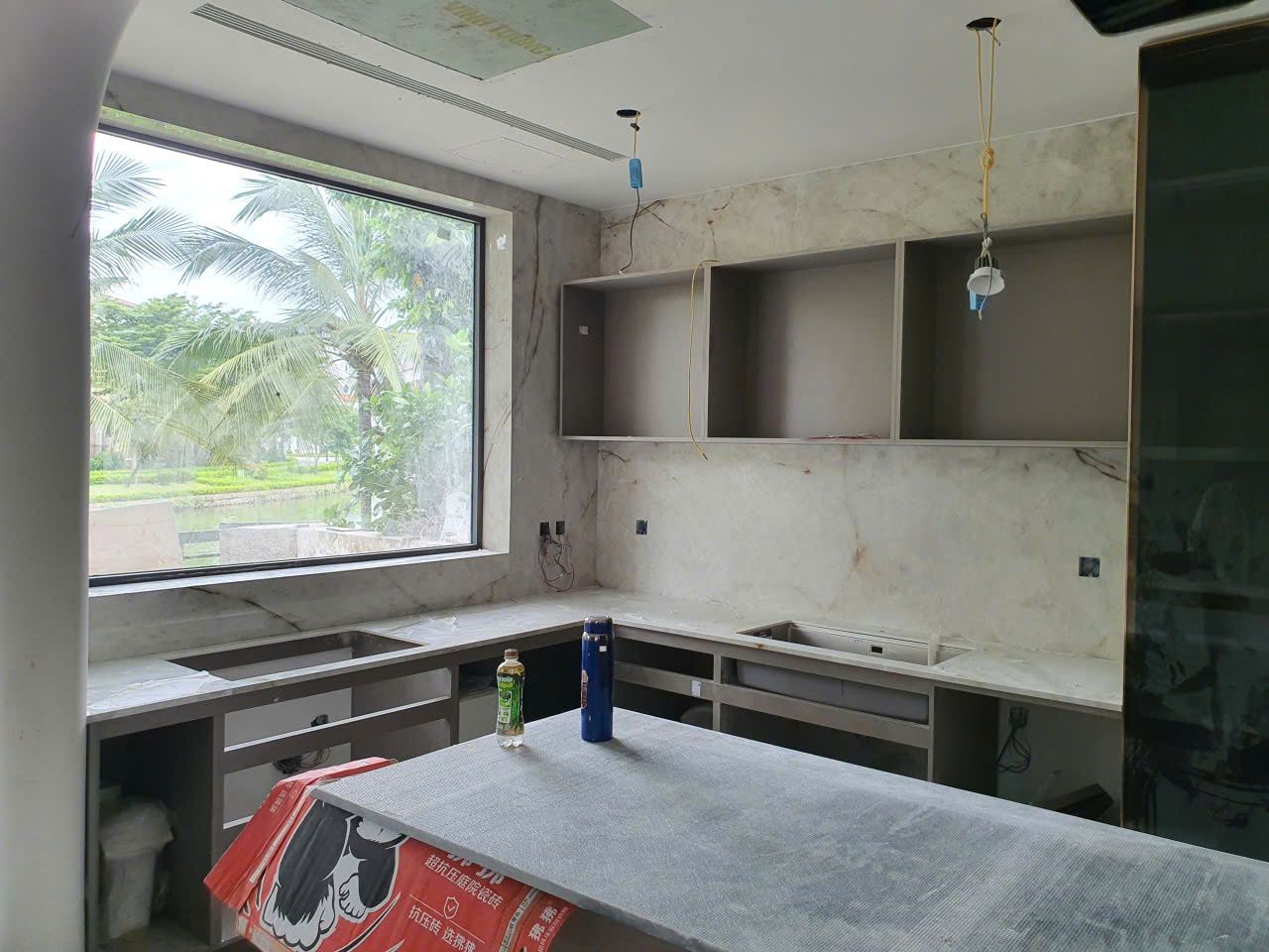 Mặt bếp + ốp tường bếp — Marble/quartzite trắng vân