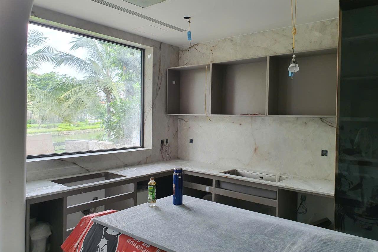 Mặt bếp + ốp tường bếp — Marble/quartzite trắng vân